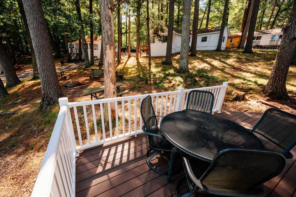 Cabin On Beautiful Arbutus Lake Near Traverse City Eksteriør billede
