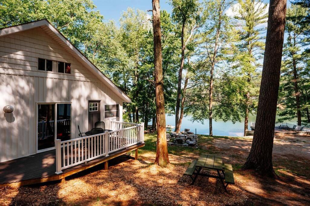 Cabin On Beautiful Arbutus Lake Near Traverse City Eksteriør billede